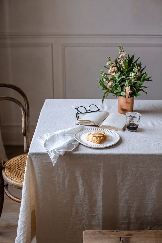 Tischdecke aus reinem Leinen und Set aus zwei Servietten